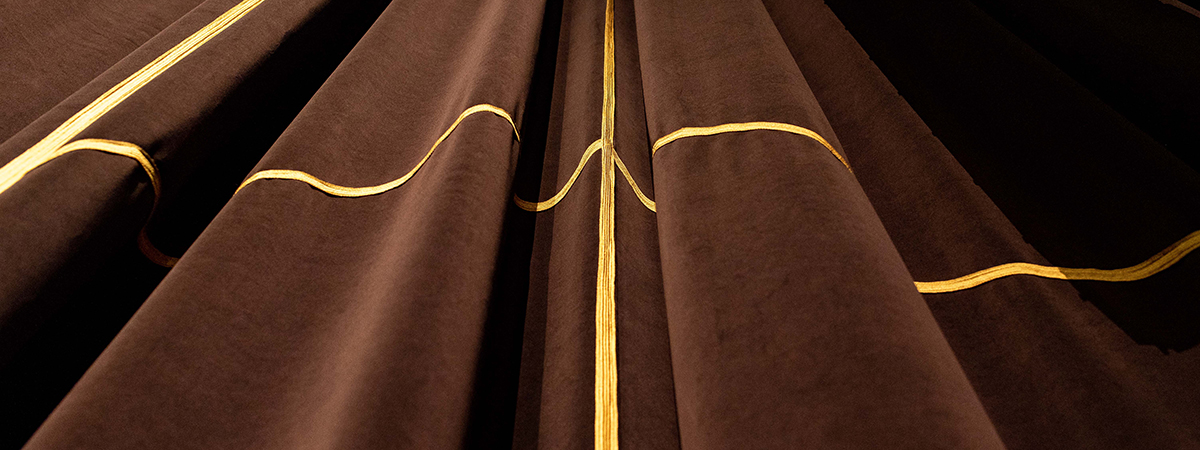 Velours Zeus: Extra-heavyweight flame retardant stage velvet.