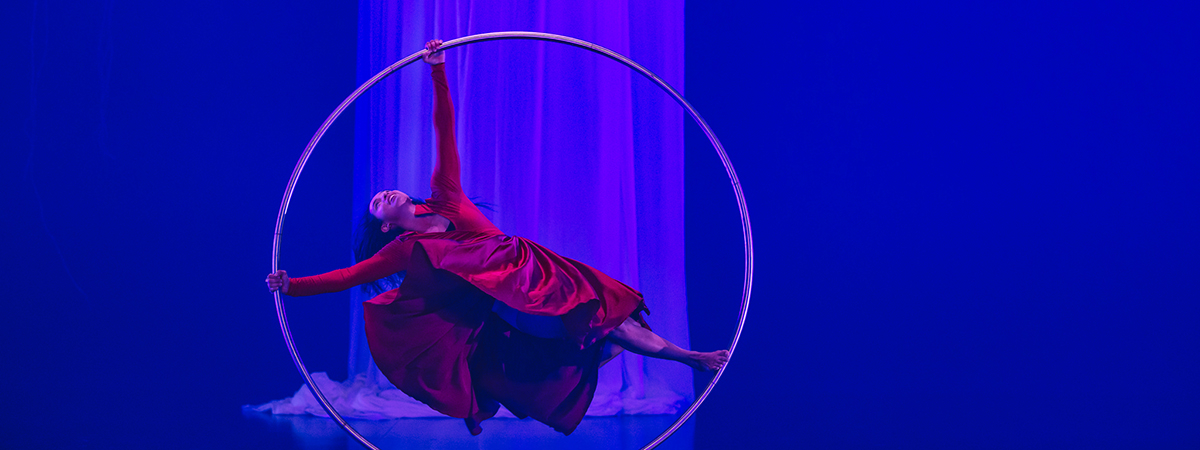 Des tissus de scène transparents submergent la scène de NYX d'éclats