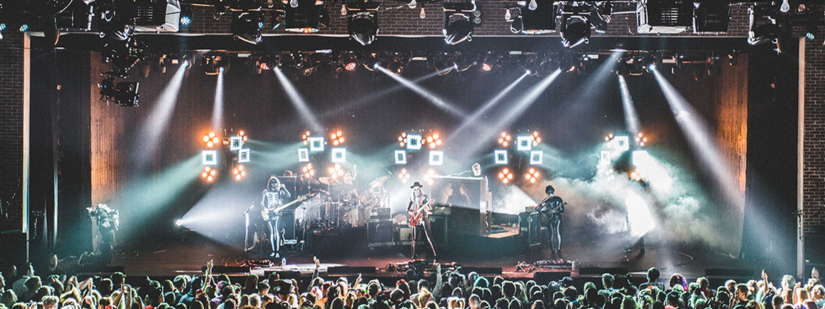 Vevo Halloween A gigantic screen pulled up with a 18 m wide system. Vevo Halloween A gigantic screen pulled up with a 18 m wide system.