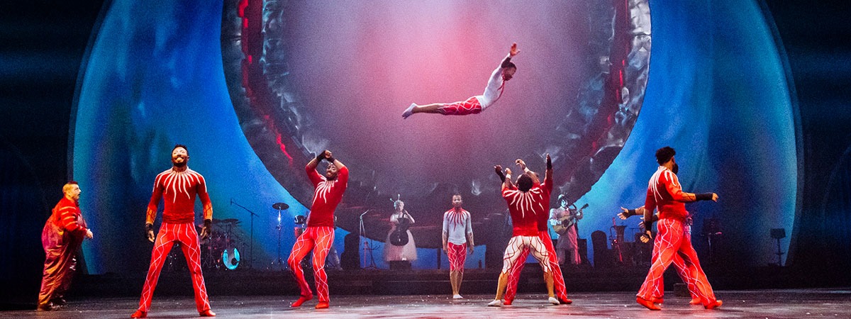 Acrobatic backdrops & splendid reveals - FUZION by Cirque du Soleil - Immersive video mapping on projection screen backdrop
