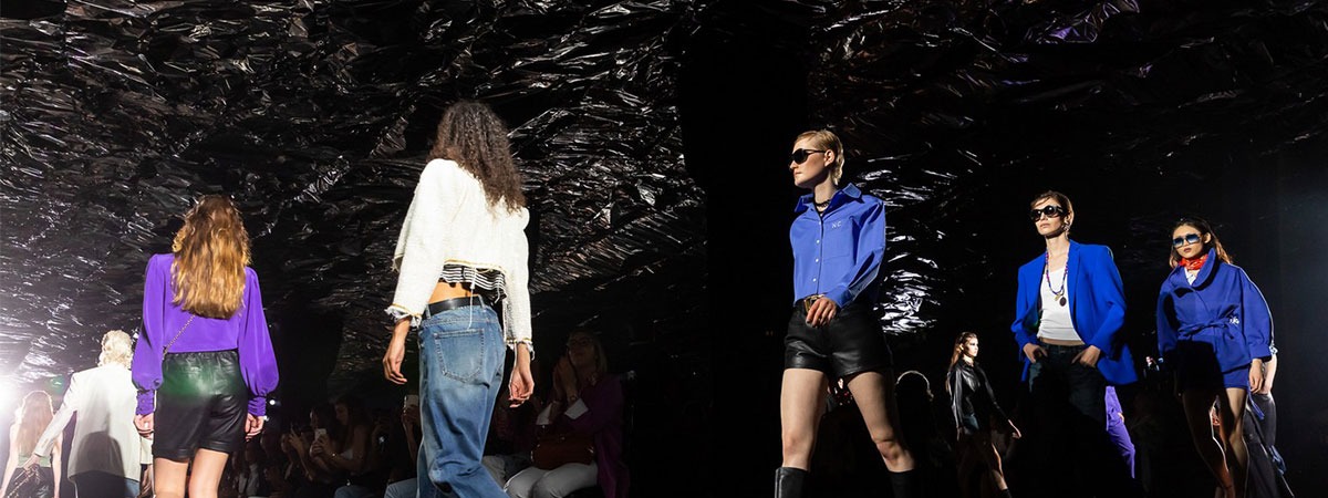 Metallic moulding cloth decorates fashion show