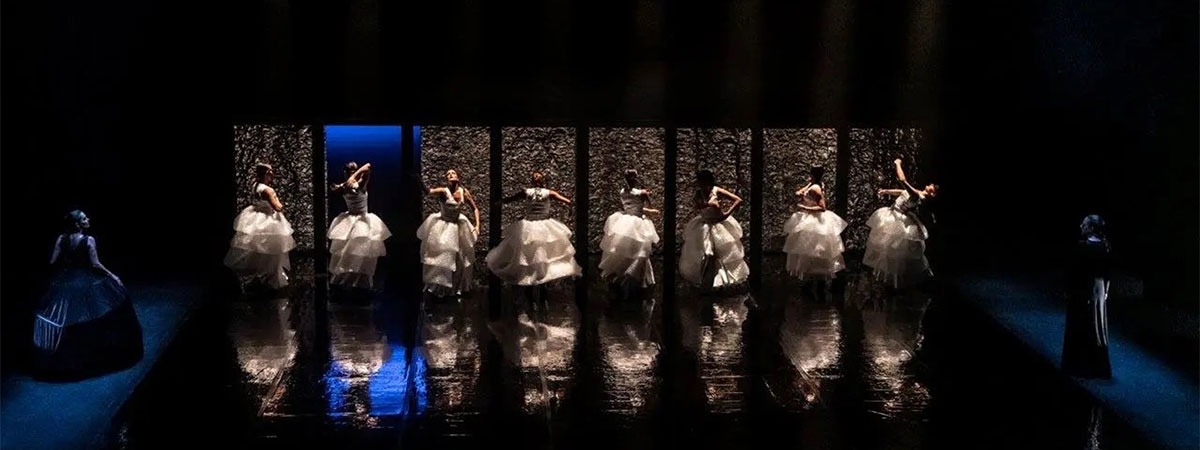 Reflective magic of AluShape Brut for Flamenco performance