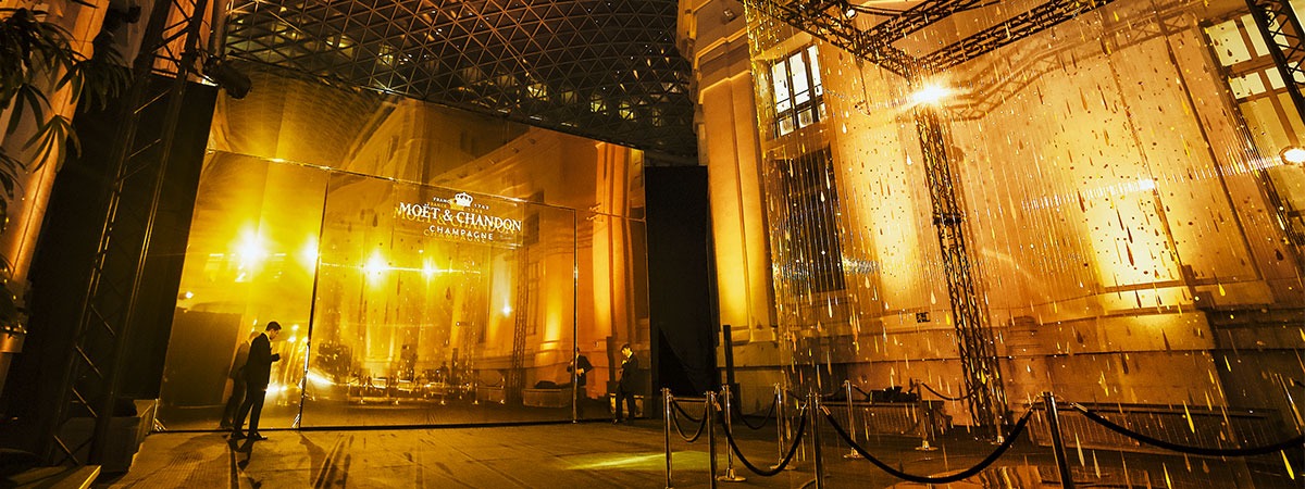 Golden glassless mirrors turn out the perfect luxury event decoration