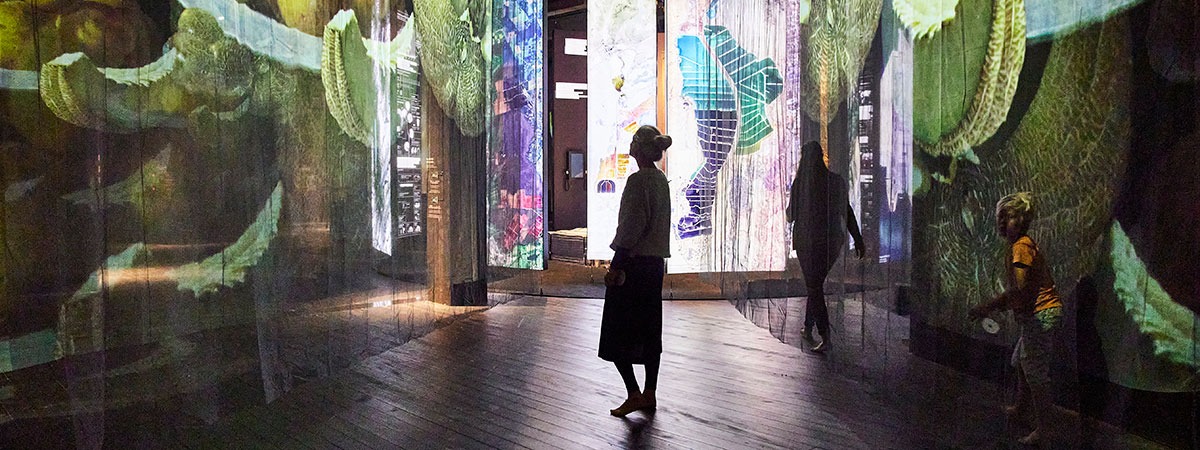 Walk-through exhibition using 360° projections and clever cut-outs in projection gauze