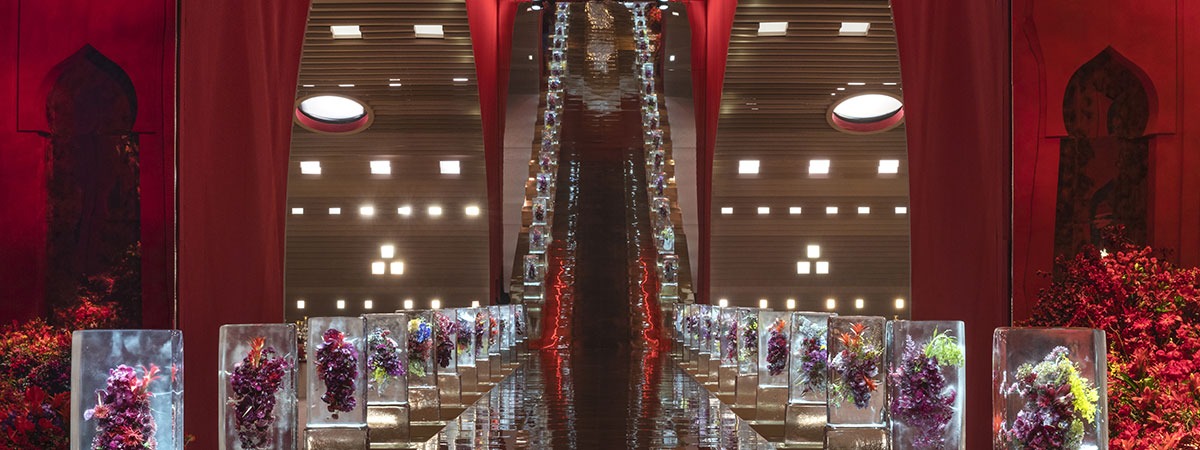 Infinite aisle effect using XL glassless mirrors at wedding venue