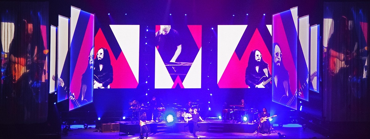 Simply Red on world tour with ShowTex projection screens