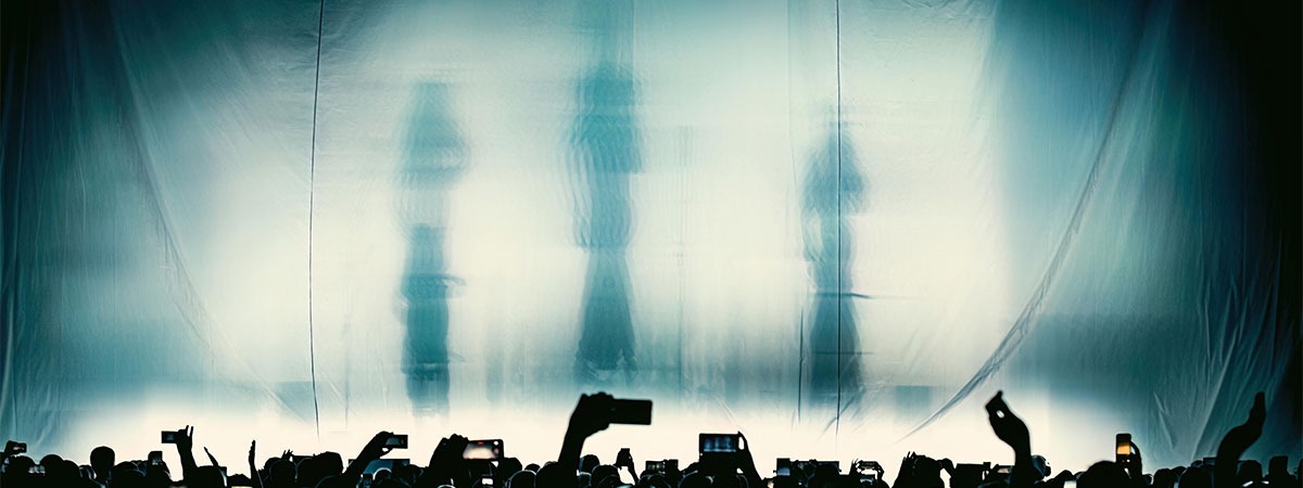 Light-diffusing fabric curtain drop for concert tour