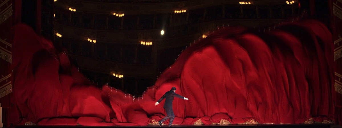 Teatro Alla Scala ft an impressive mirror foil on wheels