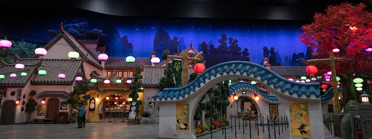 Visually seamless cyclorama as backdrop for this theme park
