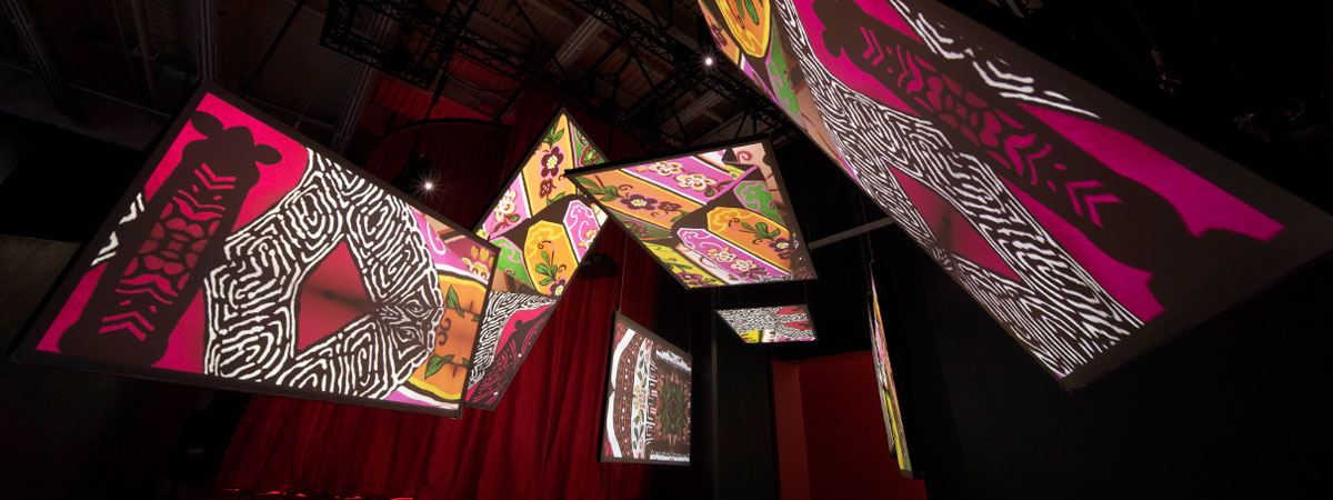Immersive projections on retro projection screens