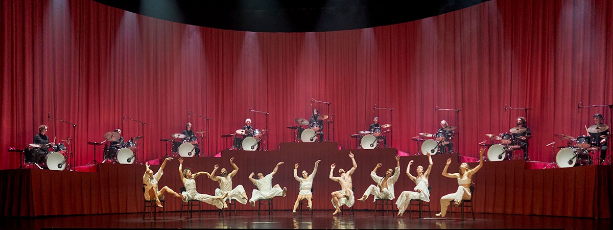 XL velours backdrop creates retro vibe on stage