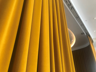 ShowTex Velours Helena CS on motorized curved ShowTrack for restaurant Aürt at the Hilton Hotel