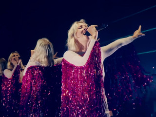 ShowTex GiantMirror for Veronica Maggio H&M show
