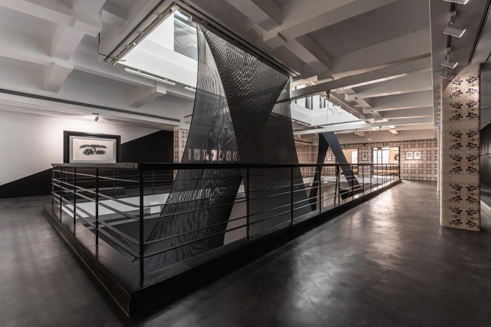Highly elastic mesh dresses up exhibition