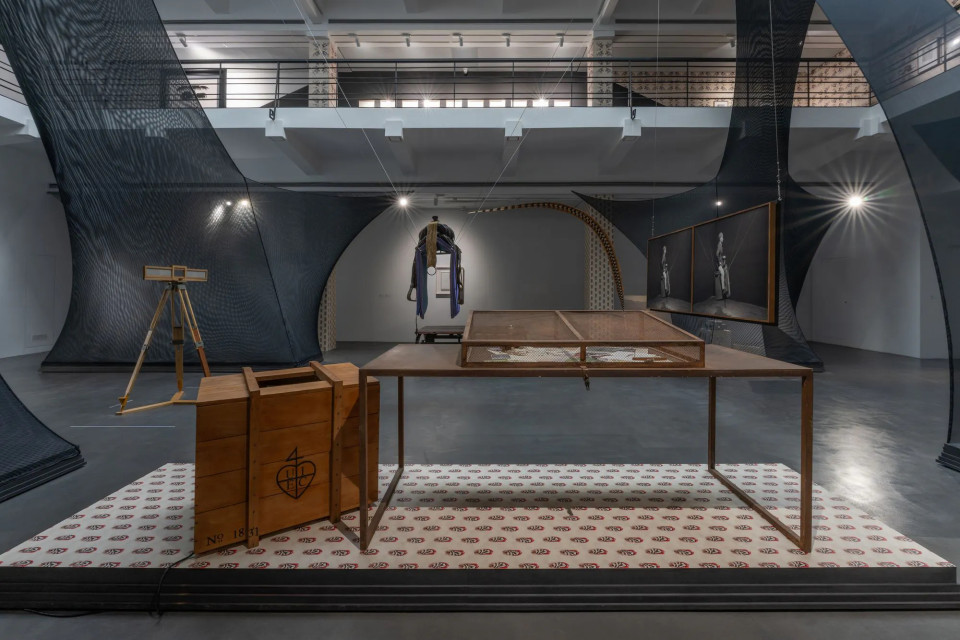 Flame-retardant stretch fabric decorates museum expo