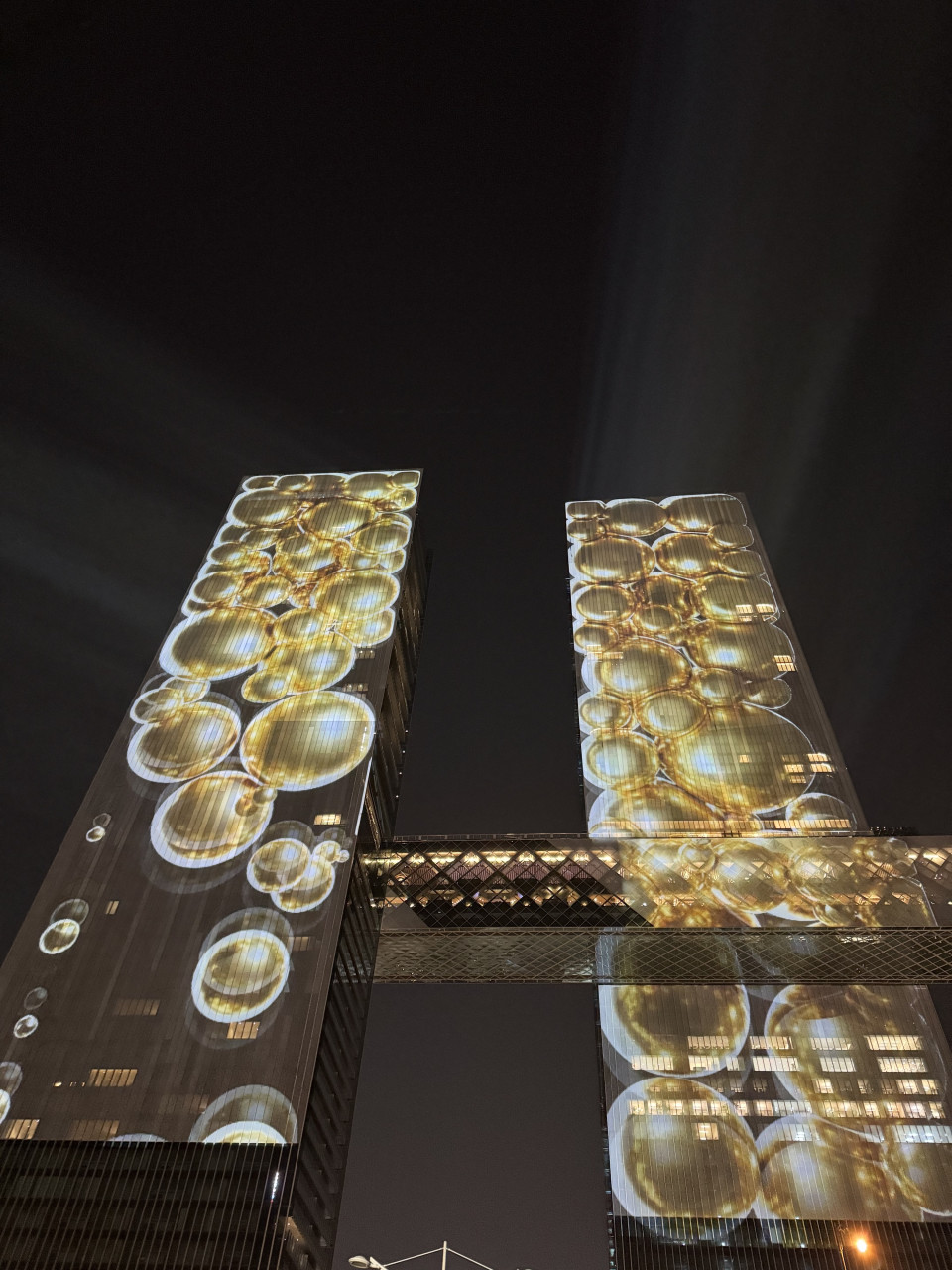 Record-breaking mesh screen by ShowTex for resort opening