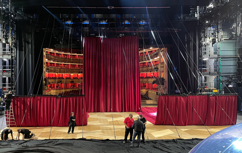 Versatile curtain drops installation