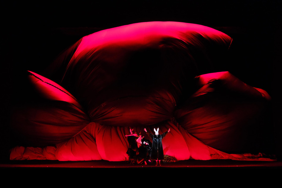 Kabuki drops velvet stage fabrics to switch the scene