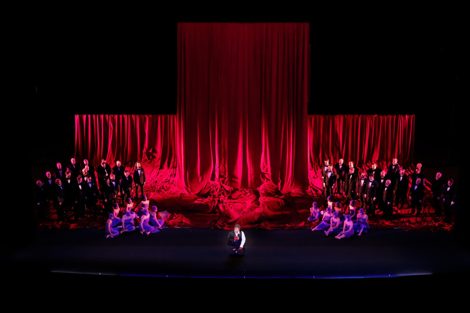 Kabuki drops velvet stage fabrics to switch the scene