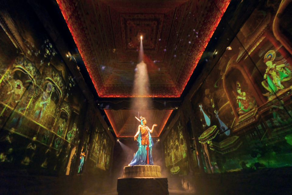 Immersive projections on invisible mesh at Sound of Dunhuang