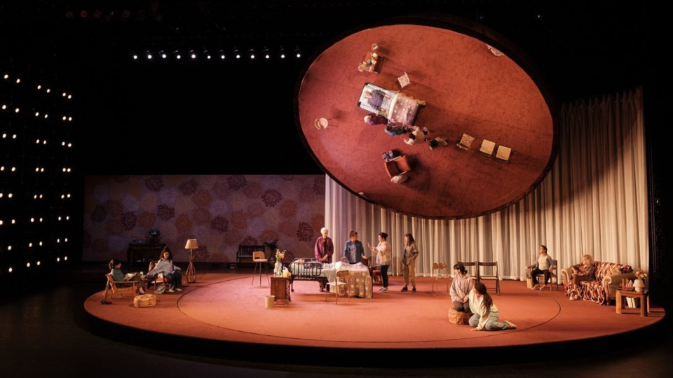 Transparancy and reflection on stage using GiantMirror stage props
