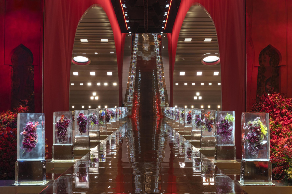 Infinite aisle effect using XL Giantmirror glassless mirrors