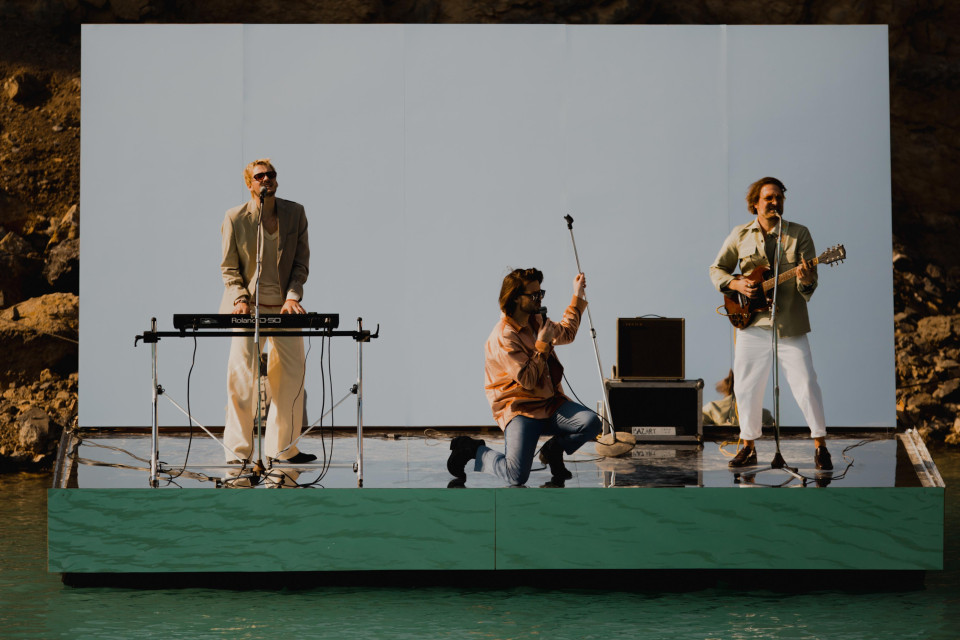 Reflective mirror foil as backdrop for set music video