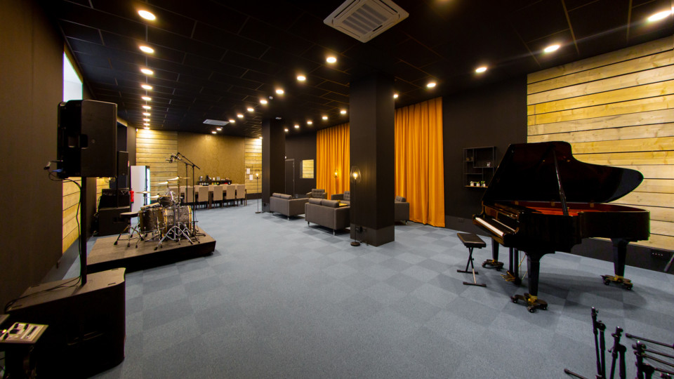 Sound absorbing velvet in music production studio