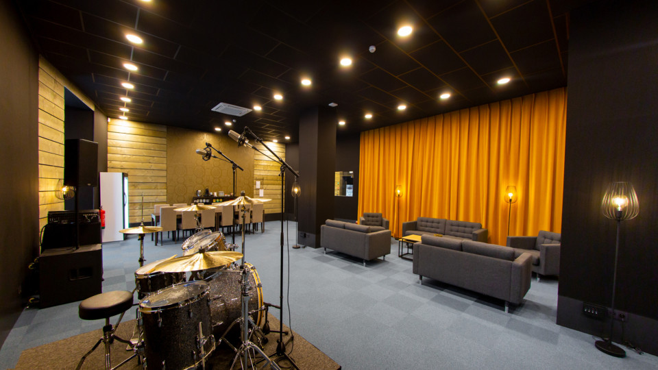 Acoustic Velours curtain in recording studio