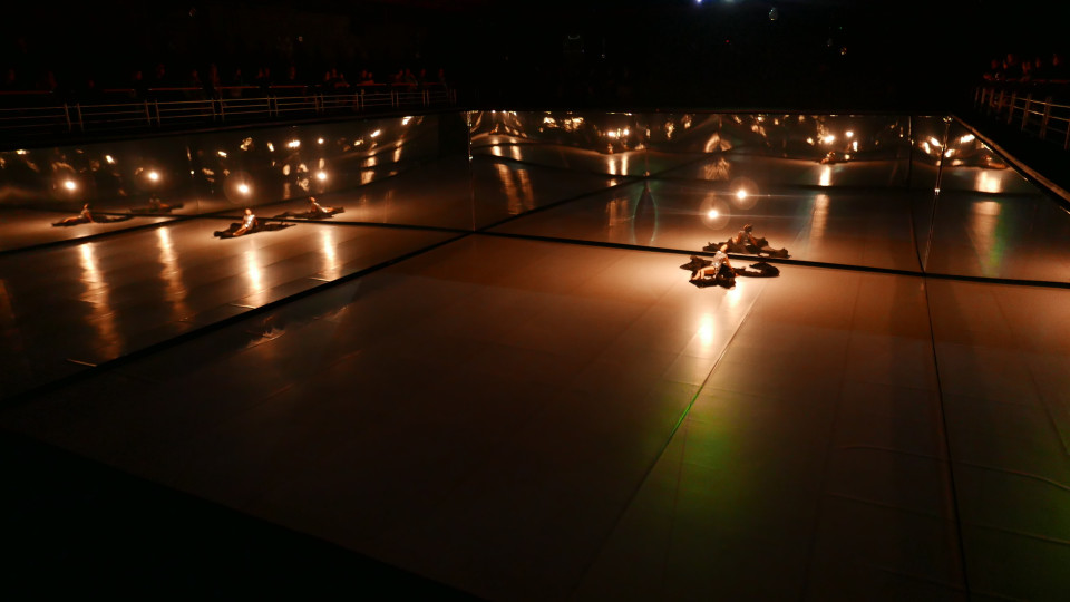 Zuni Icosahedron's GiantMirror theatre