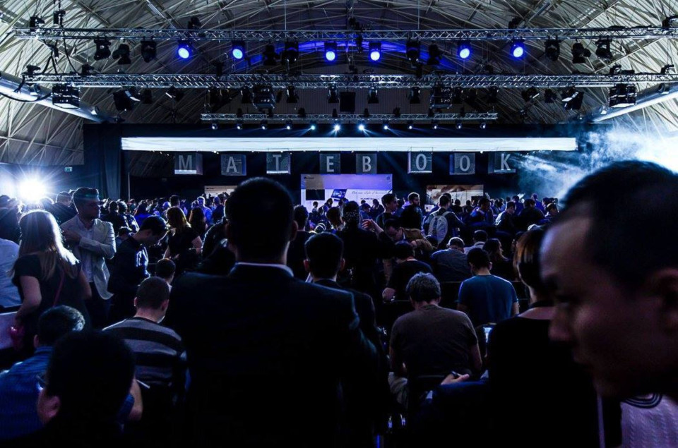 ShowTex Filled Cloth, HiSpeed RollUp, AV Drop, EasyDrape, Molton for Huawei Matebook launch