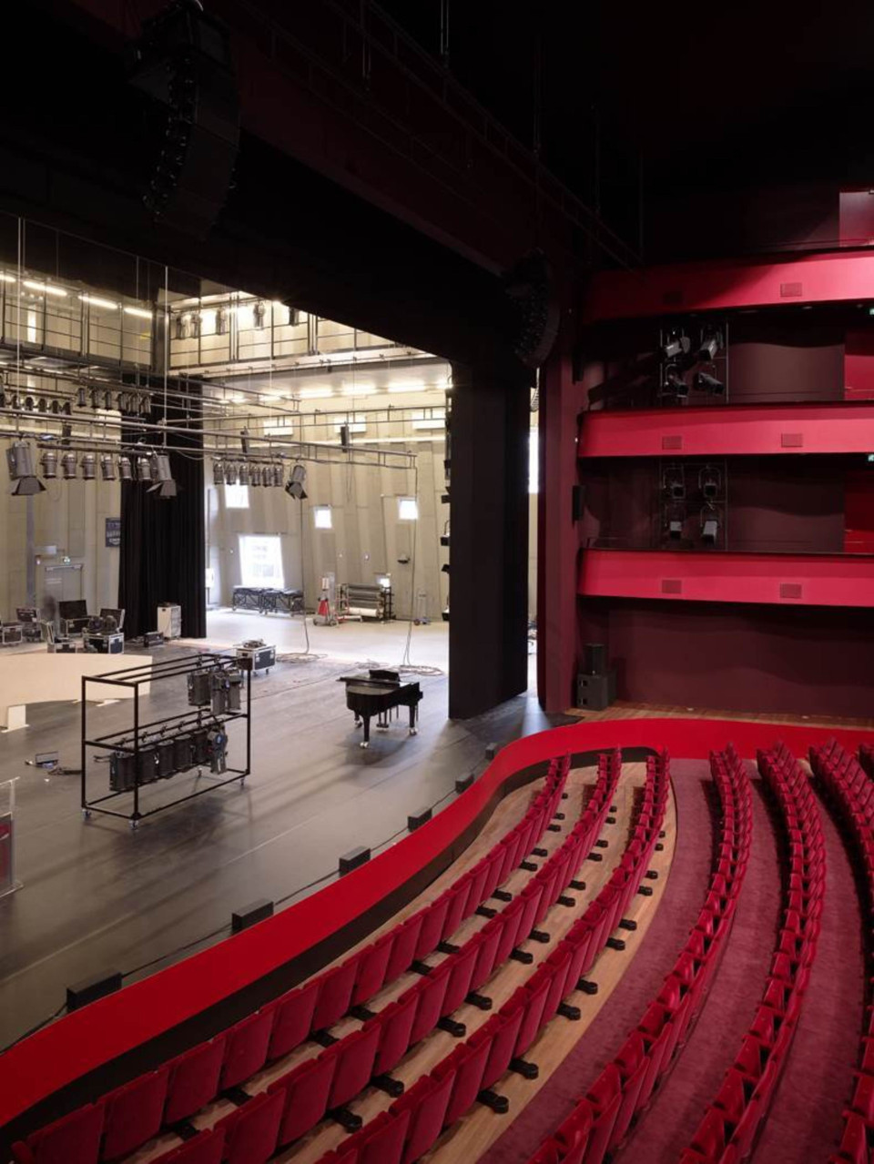 ShowTex Velours Bellini, DanceCarpet Duo, Wool Serge Panne, Cyclo 270, GobelinTulle for Amphion Theatre