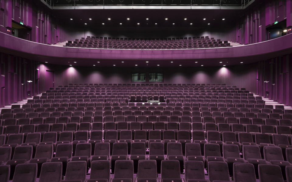ShowTex Molton, Wool Serge Panne, Suez, GobelinTulle, Filled Cloth, TravelScreen, RP Off-White, ShowPipe, ShowTrack, EasyRoller DanceFloor Cart, DanceCarpet Duplex for De Stoep Theatre