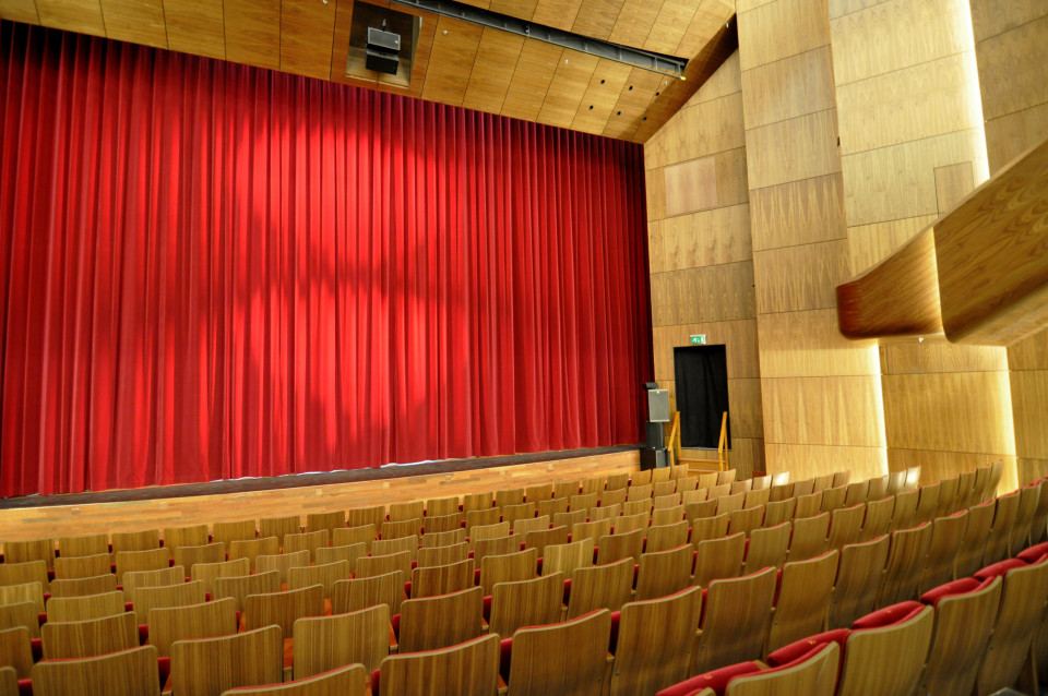 Showtex Velours Gaudi ,Wool Serge Panne, GobelinTulle, DekoTaft, DanceCarpet Double, EasyRoller DanceFloor Cart, Curtain Trolley, Pipesnap, Fastco, ShowTrack, Rail H100 for De Kom