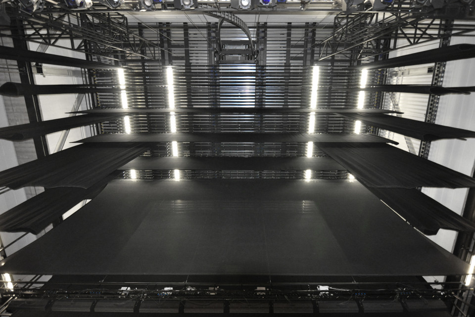 Showtex Velours Gaudi ,Wool Serge Panne, GobelinTulle, DekoTaft, DanceCarpet Double, EasyRoller DanceFloor Cart, Curtain Trolley, Pipesnap, Fastco, ShowTrack, Rail H100 for De Kom