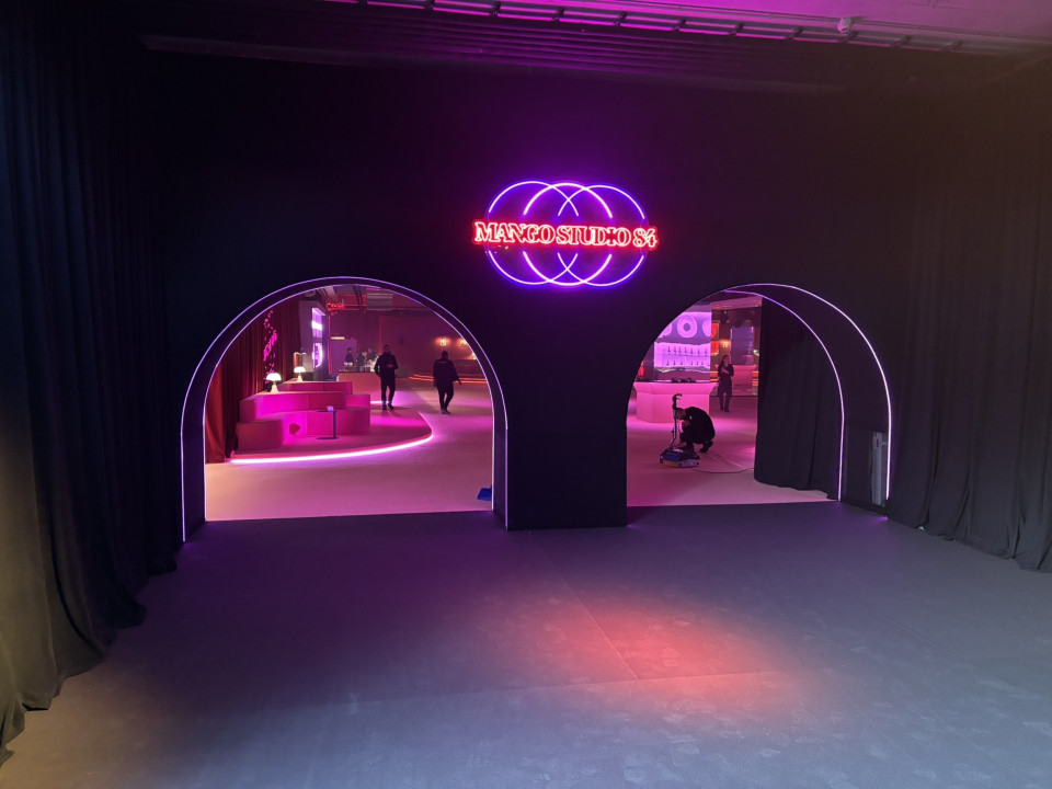 ShowTex AV Drop, Universal 250 BB Print, GiantMirror, Velours Delta CS, Molton for Mango