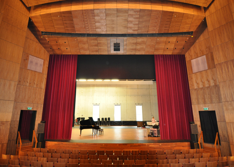 ShowTex Velour Gaudi main curtain with DekoTaft lining, ShowTrack and Wool masking, borders & legs at De Kom theater