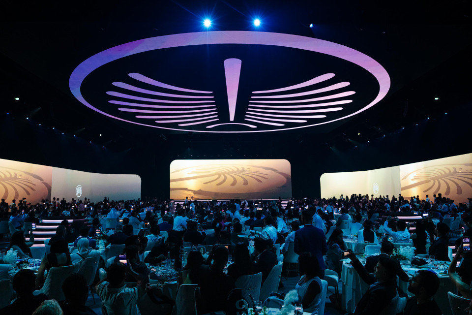 ShowTex GiantMirror, DekoMolton, Backlit Delux Print, RP Off-White, FP High Contrast, FeatherSilk for Nakheel Palm Jebel Ali Launch