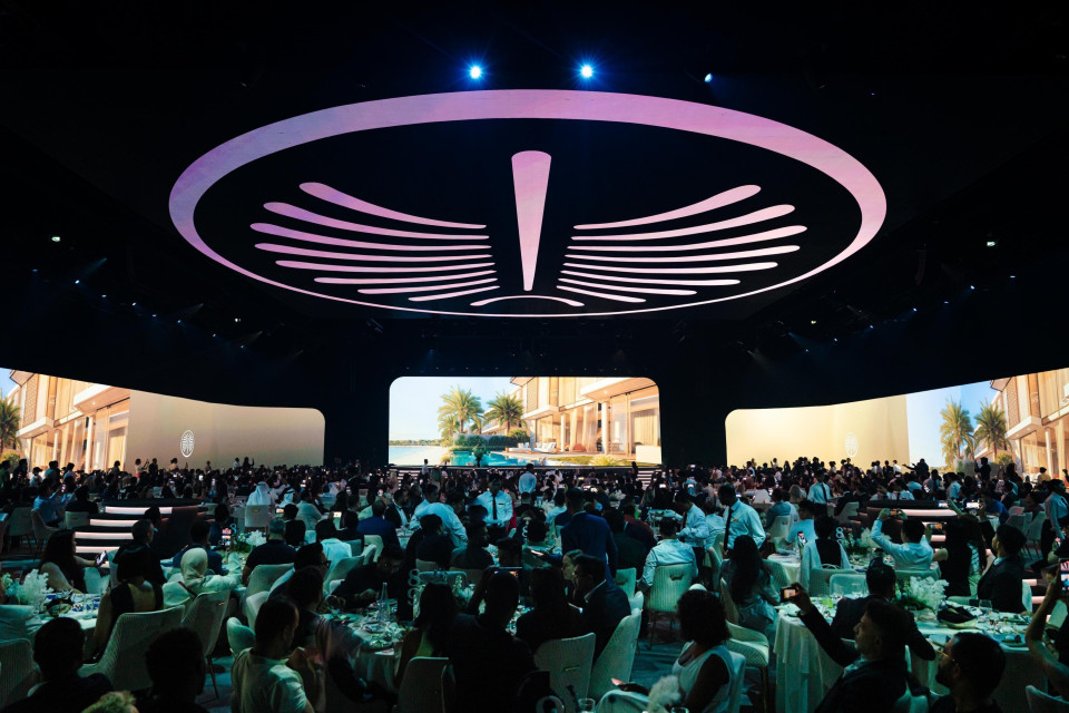 ShowTex GiantMirror, DekoMolton, Backlit Delux Print, RP Off-White, FP High Contrast, FeatherSilk for Nakheel Palm Jebel Ali Launch