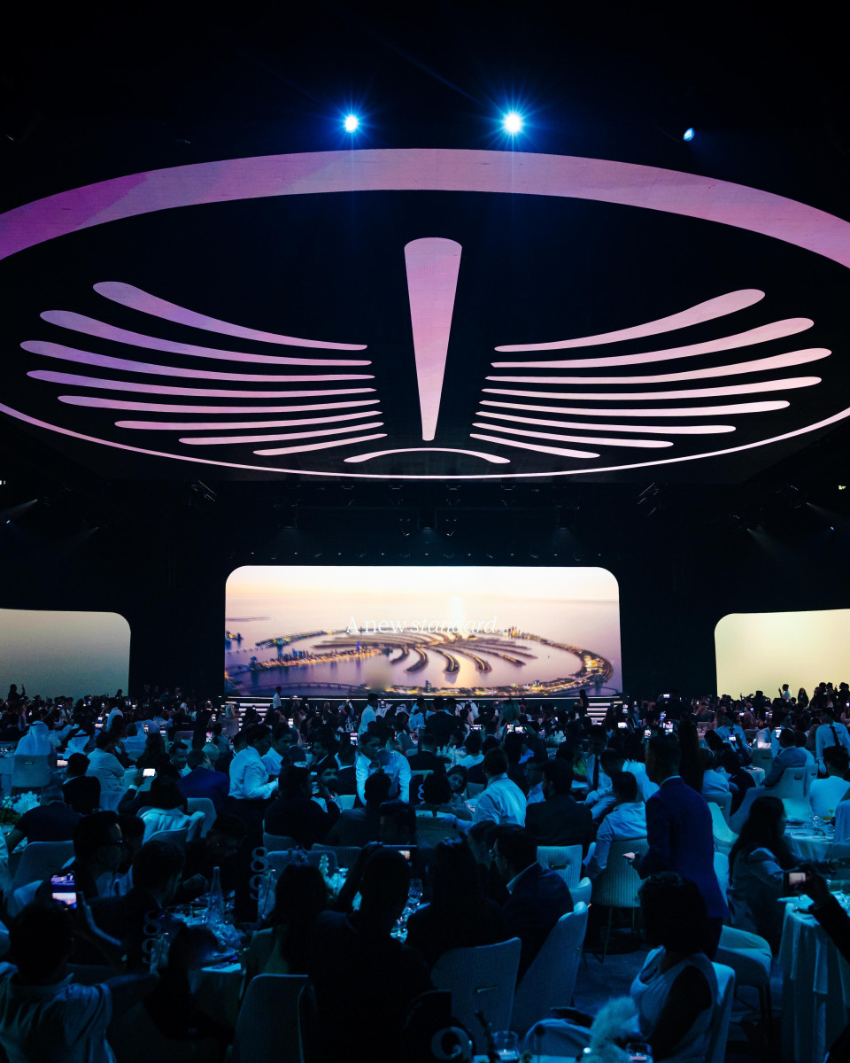 ShowTex GiantMirror, DekoMolton, Backlit Delux Print, RP Off-White, FP High Contrast, FeatherSilk for Nakheel Palm Jebel Ali Launch