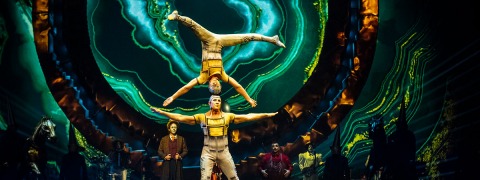 Acrobatic backdrops & splendid reveals - FUZION by Cirque du Soleil - Immersive video mapping on projection screen backdrop
