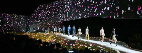 Projections on fabrics spice up this fashion show