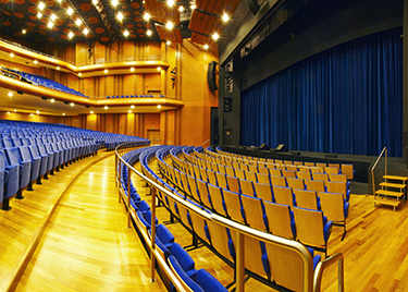 main curtain made from Velours Puccini