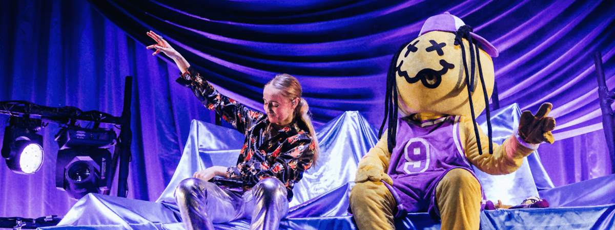 Alfred Johansson Silvana Imam on tour with satin stage drapes